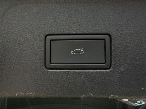 Used 2025 Volkswagen Atlas SE image 31