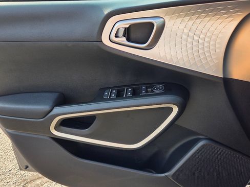 Used 2025 Kia Soul LX w/ LX Technology Package FWD image 28