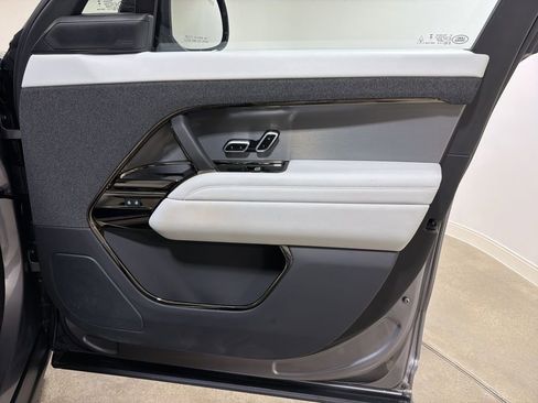 Used 2025 Land Rover Range Rover Sport SE image 23