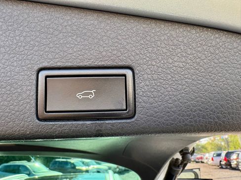 Used 2015 Volkswagen Touareg VR6 image 24