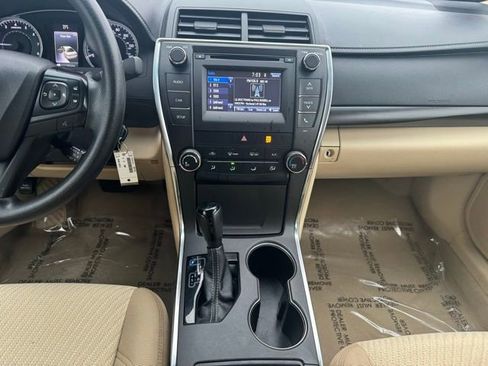 Used 2016 Toyota Camry LE FWD image 2