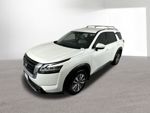 Used 2022 Nissan Pathfinder SL AWD/4WD image 2