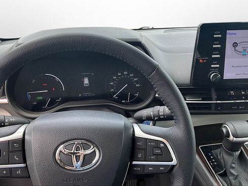Used 2023 Toyota Sienna XLE image 6