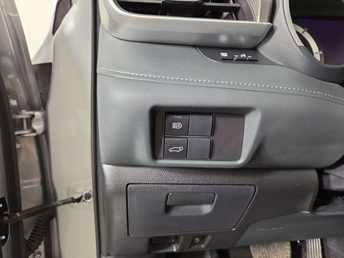 Used 2024 Toyota Highlander XLE AWD/4WD image 30