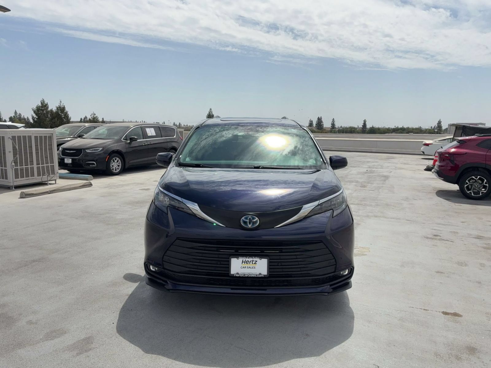 Used 2025 Toyota Sienna XLE FWD image 4
