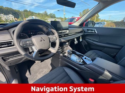 Used 2025 Mitsubishi Outlander AWD image 16