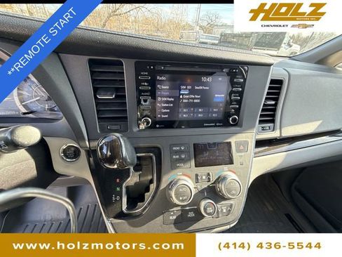 Used 2018 Toyota Sienna XLE image 3