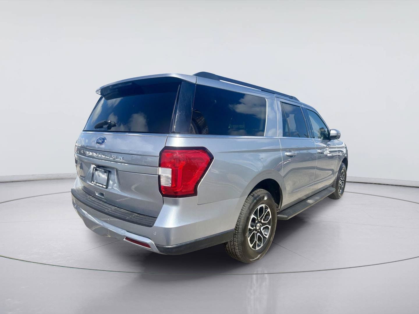Used 2024 Ford Expedition Max XLT AWD/4WD image 3
