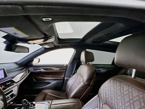 Used 2021 BMW 750i xDrive w/ Executive Package image 23