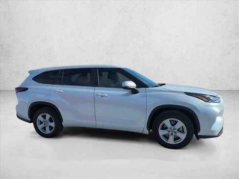 Certified 2024 Toyota Highlander LE FWD image 4