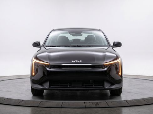 Used 2025 Kia K4 LXS FWD image 2