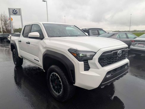 Certified 2024 Toyota Tacoma TRD Off-Road AWD/4WD image 1
