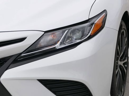 Used 2018 Toyota Camry SE image 10