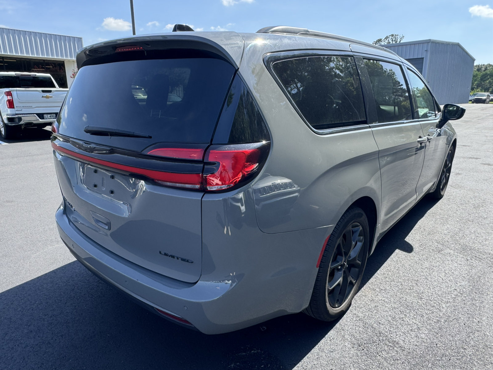 Used 2025 Chrysler Pacifica Limited FWD image 4