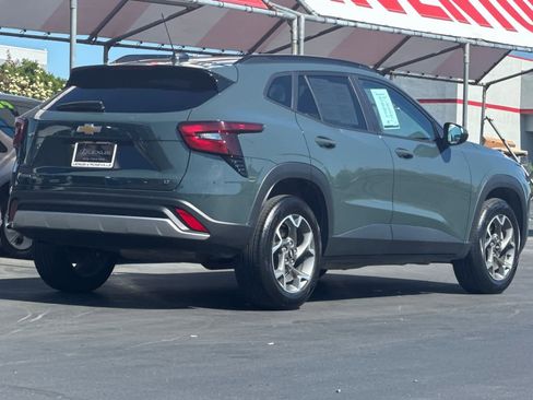 Used 2025 Chevrolet Trax LT image 2