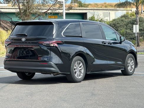 Used 2025 Toyota Sienna LE image 5