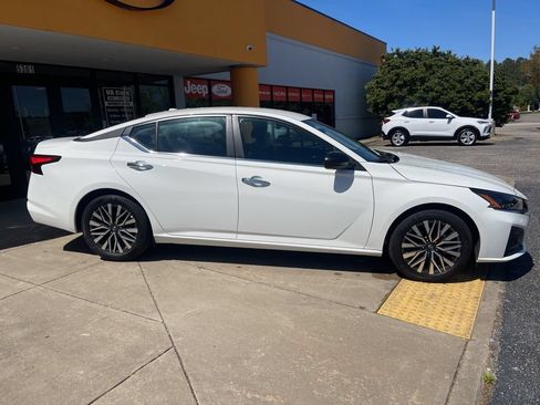 Used 2025 Nissan Altima 2.5 SV FWD image 3