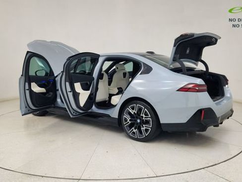 Used 2026 BMW i5 eDrive40 w/ M Sport Package RWD image 17