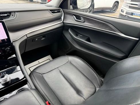 Used 2023 Jeep Grand Cherokee L Limited w/ Black Appearance Package image 21