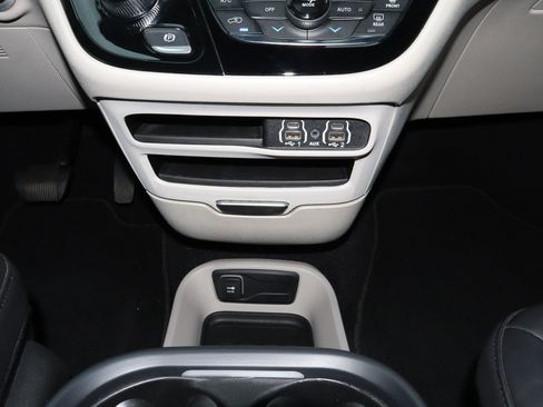 Used 2023 Chrysler Pacifica Touring-L FWD image 21