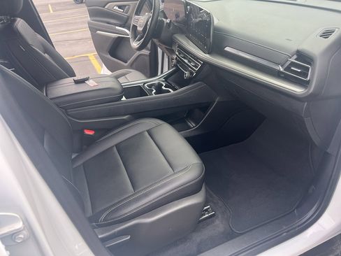 Used 2025 Chevrolet Traverse LT image 20