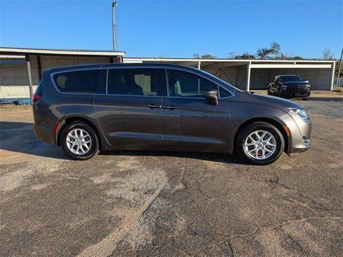 Used 2020 Chrysler Pacifica Touring image 3