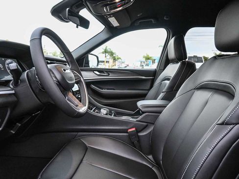 New 2025 Jeep Grand Cherokee Limited image 15