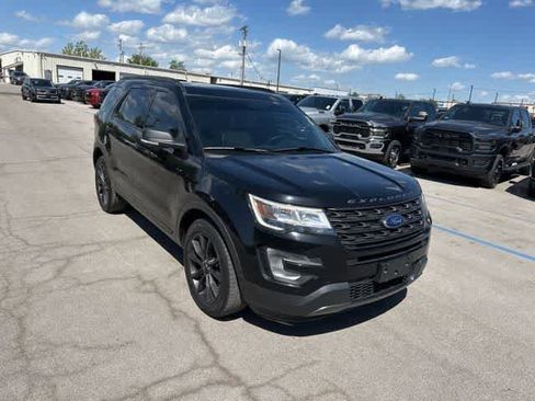 Used 2017 Ford Explorer XLT w/ Equipment Group 202A AWD/4WD image 27