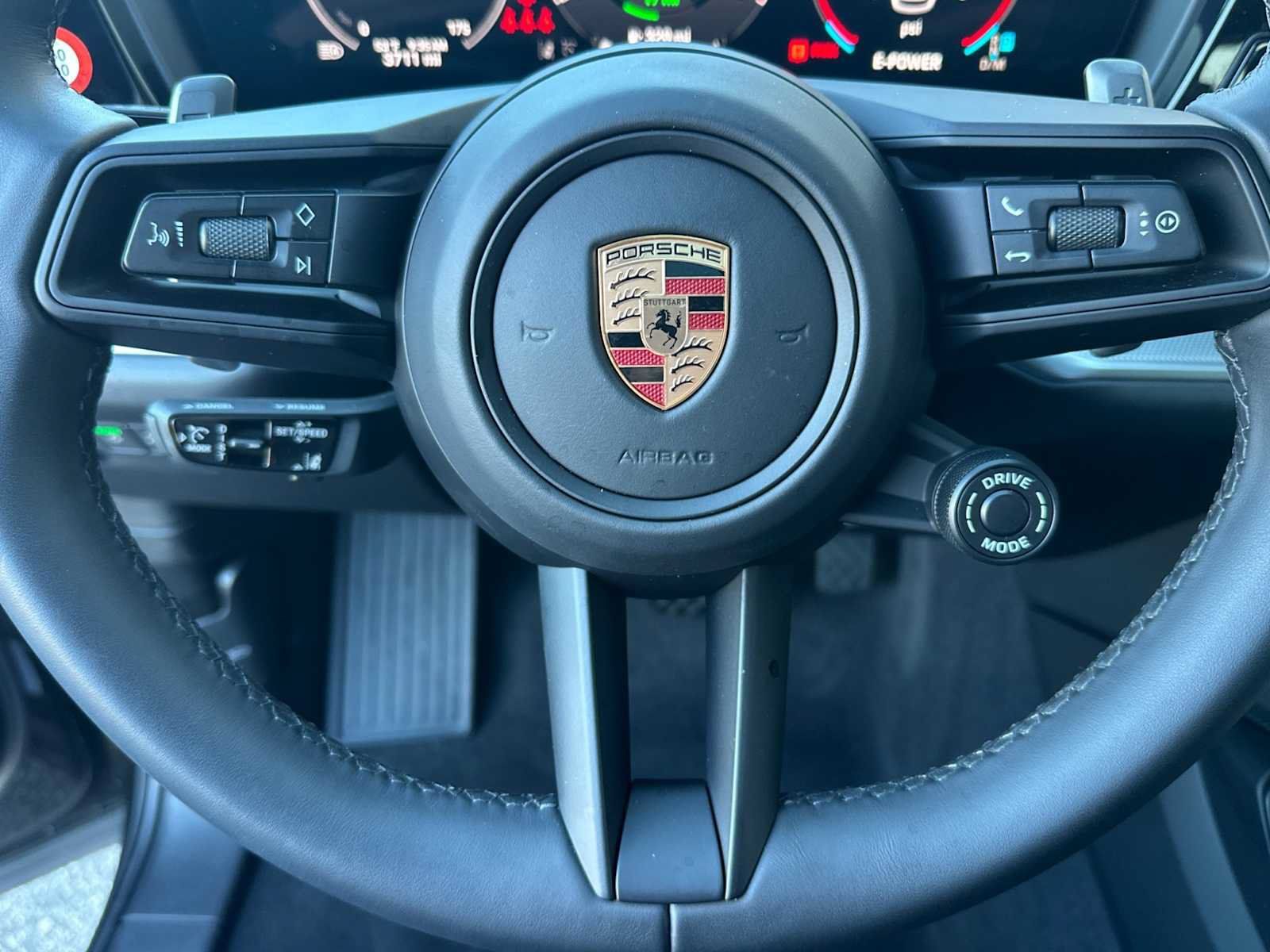Certified 2025 Porsche Cayenne E-Hybrid AWD/4WD image 25