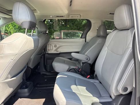 Used 2023 Toyota Sienna XLE FWD image 11