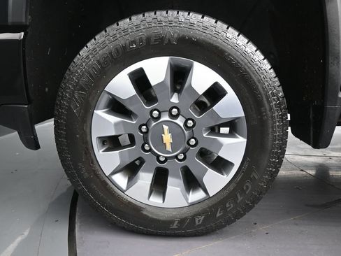 Used 2022 Chevrolet Silverado 2500 Custom w/ Custom Convenience Package AWD/4WD image 10