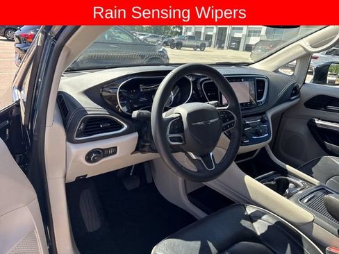 Used 2023 Chrysler Pacifica Limited FWD image 10