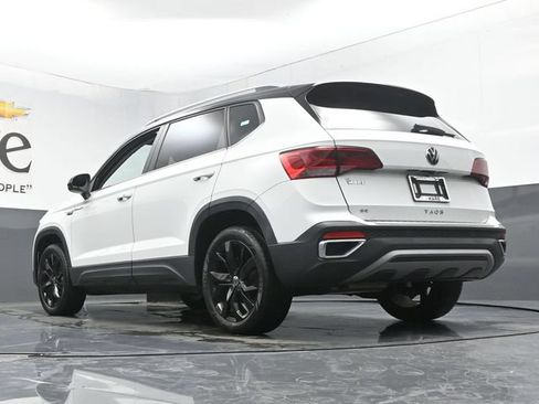 Used 2023 Volkswagen Taos SE w/ Panoramic Sunroof Package FWD image 5