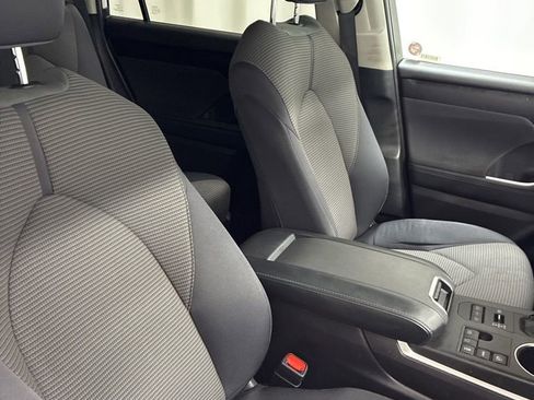 Used 2024 Toyota Highlander LE image 29