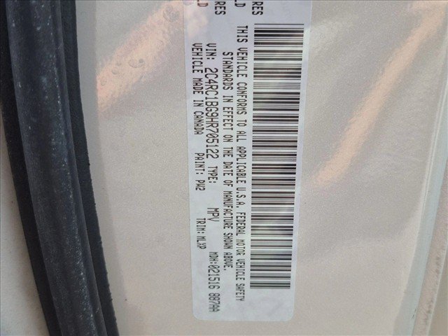 Used 2017 Chrysler Pacifica Touring-L FWD image 20