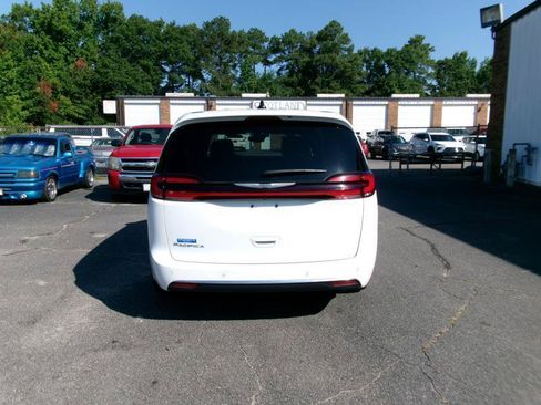 Used 2025 Chrysler Pacifica Select FWD image 7