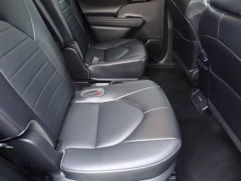 Used 2022 Toyota Highlander XLE image 14