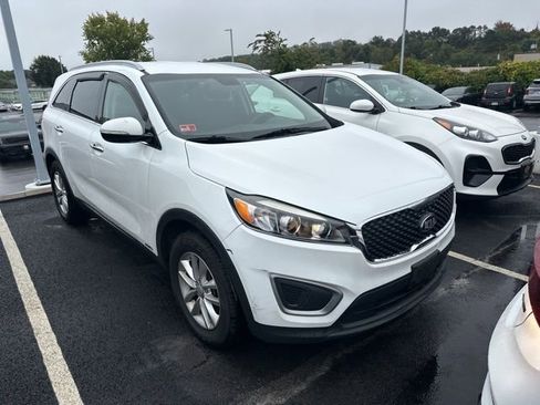Used 2017 Kia Sorento AWD w/ LX Convenience Package image 3