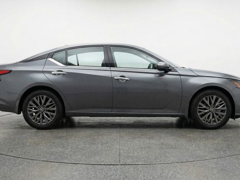 Used 2025 Nissan Altima 2.5 SV image 11
