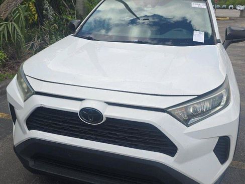 Used 2019 Toyota RAV4 LE FWD image 3