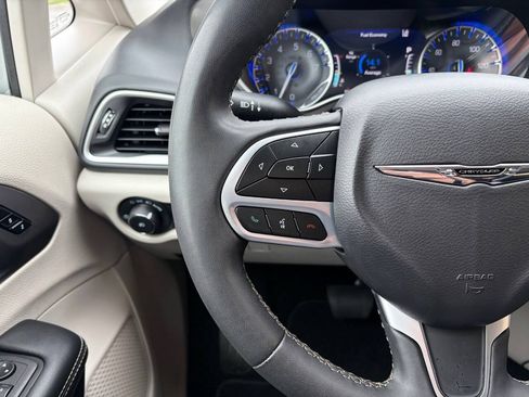Used 2024 Chrysler Pacifica Touring-L FWD image 21