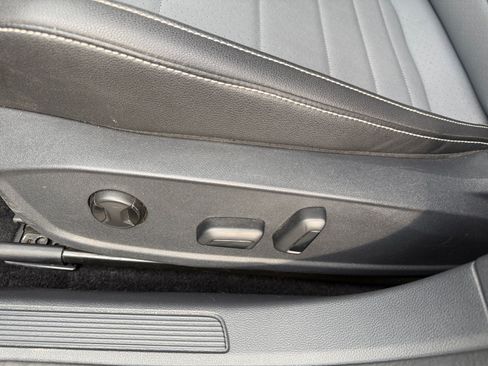 Used 2025 Volkswagen Jetta SE FWD image 14
