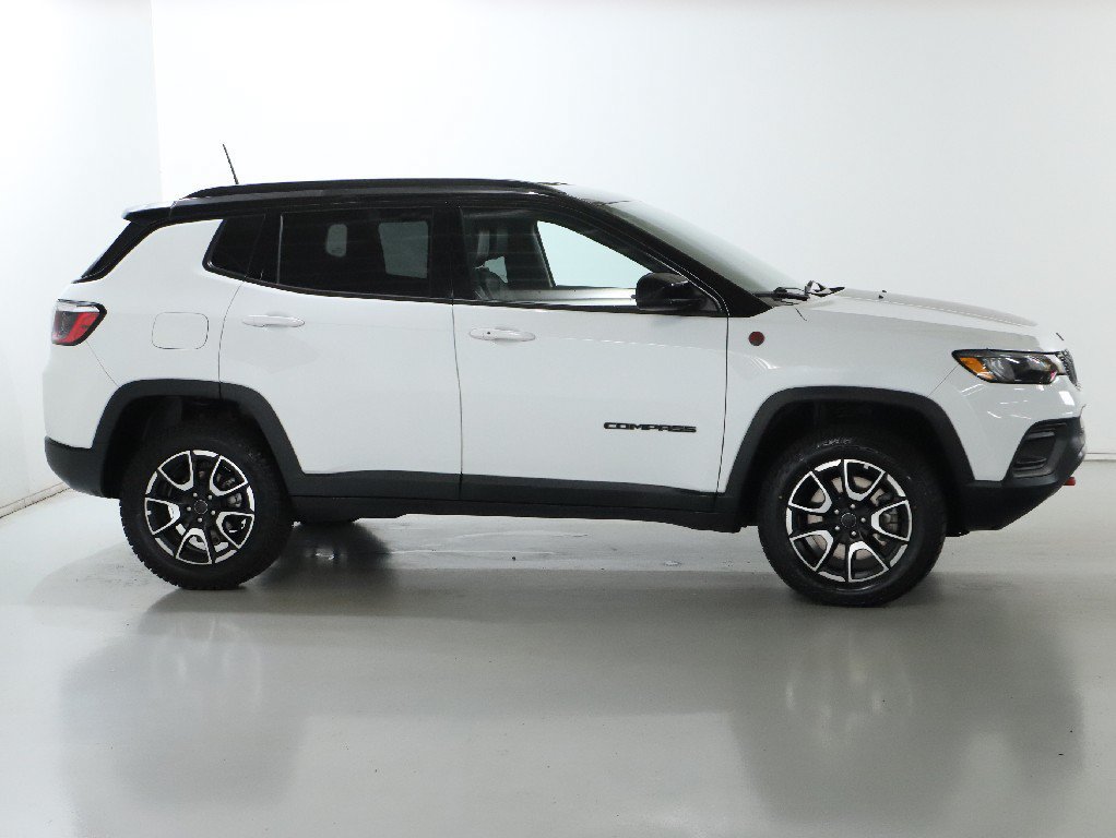 Used 2025 Jeep Compass Trailhawk AWD/4WD image 11