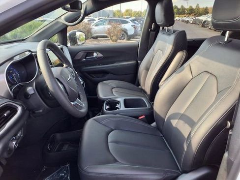 New 2026 Chrysler Pacifica Select image 14