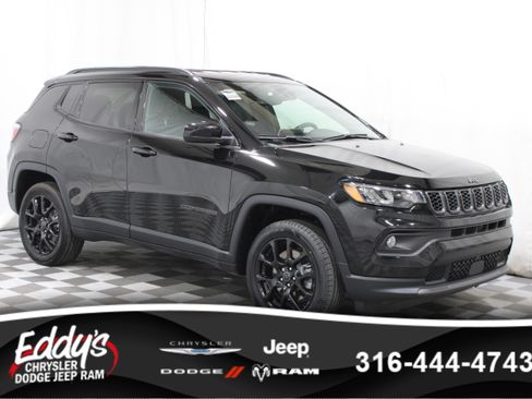 Used 2025 Jeep Compass Latitude w/ Convenience Group AWD/4WD image 1