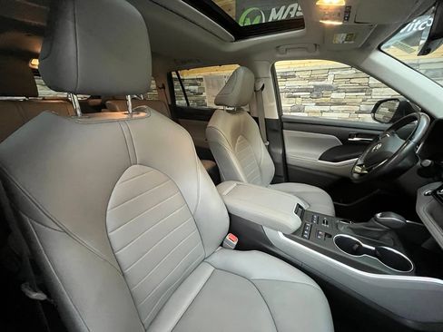 Used 2020 Toyota Highlander XLE AWD/4WD image 33