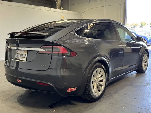 Used 2018 Tesla Model X 75D image 4