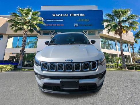Used 2024 Jeep Compass Latitude image 3