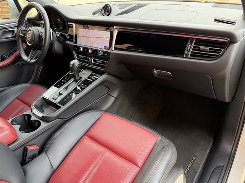 Certified 2025 Porsche Macan image 20