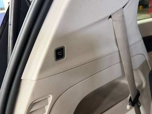 Used 2023 Chrysler Pacifica Touring-L FWD image 26
